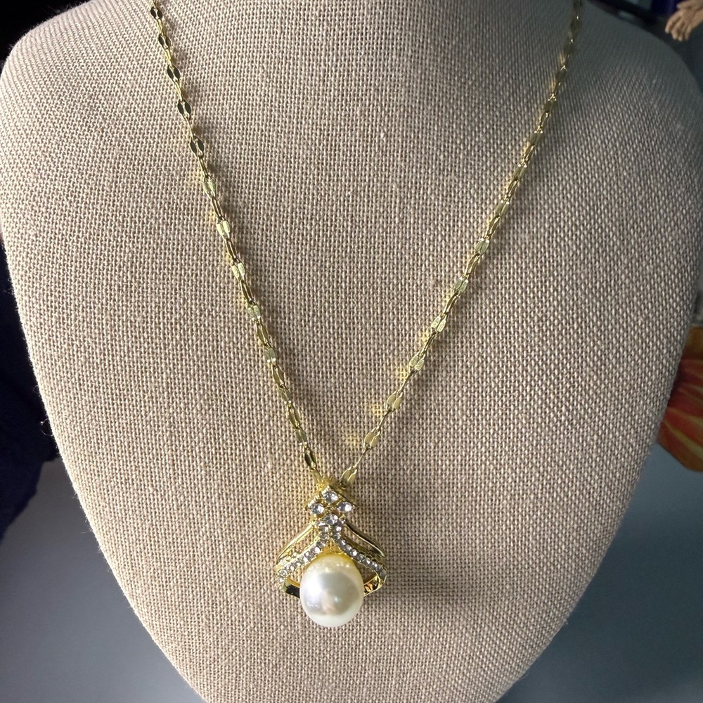 Elegant Gold and Pearl Necklace